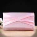 Roze satijn geplooide avondtas detailweergave, elegante bruiloft feest clutch handtas. - Roze