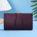 Elegante paarse satijnen avondtas clutch met gouden kussenslot sluiting voor dames feesten gala. - Paars