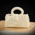 Handgemaakte parel kralen handtas detail, elegante ronde handvat en parelketting. - Wit
