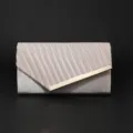 Gedetailleerd overzicht van de elegante avondtas met geplooide flap en chique metalen staaf. - 20*6.5*11.5cm / Champagne