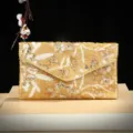 Prachtige kralen avondtas met schitterende gouden en witte bloemen pailletten borduurwerk. - 23.5*2*13.7cm / Goud