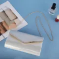 Elegante zilveren envelop clutch tas met gouden kettingriem en metalen V-sluiting voor feesten. - 24*14*6 CM / Wit