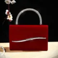 Elegante rode fluwelen avondtas met sprankelende strass handvat en chique metalen sluiting. - 21.2x6.5x23.2cm / Rood