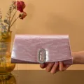 Elegante avondtas met strass, ovale kristallen gesp en schitterende roze textuur. - Roze
