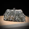 Gedetailleerd overzicht van een prachtige zilveren Pailletten clutch tas met metalen sluiting. - Zilver