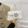 Bolso de mano blanco elegante con hebilla de cristal brillante, bolso cruzado chic para mujeres. - Blanco