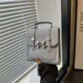 Zaino piccolo in camoscio grigio da donna, elegante fiocco in metallo, borsa a tracolla. - Blu