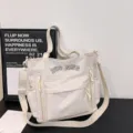 Κομψή γυναικεία τσάντα tote από νάιλον, μεγάλη casual τσάντα ώμου με πρακτικές τσέπες. - Λευκό
