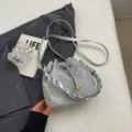 Bolso tipo cubo plateado con asa trenzada, cordón ajustable y correa cruzada para mujeres - Con Colgante / Plateado