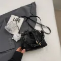 Bolso cubo negro con asa trenzada, elegante bolso cruzado de estilo dulce para mujer. - Con Colgante / Negro