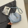 Bolso cubo azul claro con asa trenzada elegante bolso cruzado de cuero PU suave - Con Colgante / Azul