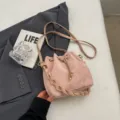 Bolso cubo rosa con asa trenzada, elegante bolso cruzado de piel sintética con cordón para mujer. - Rosa