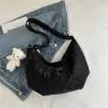 Bolso de hombro negro casual para mujer, bolsa hobo grande y moderna con colgante. - Con Ornamento / Negro