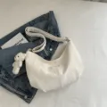 Bolso de hombro suave blanco para mujer, bolso hobo de piel PU con colgante de osito. - Con Ornamento / Blanco
