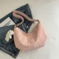 Bolso de hombro rosa elegante para mujer, bolso hobo grande con bonito colgante de oso. - Con Ornamento / Rosa
