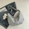 Bolso de hombro hobo plateado casual para mujer de tendencia, gran bolso de verano. - Con Ornamento / Plateado