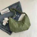 Bolso bandolera hobo verde con textura arrugada y lindo colgante de oso, bolso informal. - Verde