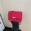 Bolso bandolera de fieltro rosa para mujer, elegante bolso cuadrado pequeño con cadena dorada. - Rosa rojo