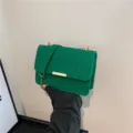 Bolso bandolera de fieltro verde, elegante bolso cuadrado con cadena dorada y cierre chic. - Verde