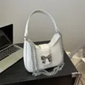 Bolso de hombro minimalista en piel blanca con lazo de metal y cadena muy elegante. - L / Blanco