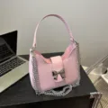 Bolso de hombro rosa de cuero PU con lazo plateado y cadena para mujeres chic. - L / Rosa