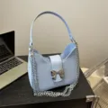 Bolso de hombro minimalista para mujer con lazo de metal y cadena para estilo diario. - L / Azul