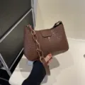 Borsa a spalla marrone in pelle PU con stampa coccodrillo e catena per look eleganti. - Marrone