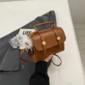 Bolso de hombro marrón retro para mujer, bolso cruzado vintage con hebilla metálica. - Con Ornamento / Marrón