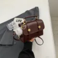 Bolso bandolera mini de cuero PU marrón oscuro para mujer, bolso informal de moda con pompón. - Con Ornamento / Marrón