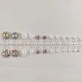 Vista detallada de uñas postizas para los pies con pedrería en soporte de plástico. - Strass Brillante Plateado
