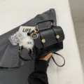 Pequeño bolso bandolera negro de piel sintética para mujer con asa y bonito colgante. - Con Ornamento / Negro