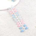 Vista detallada de uñas postizas bonitas con encantadores diseños de dibujos y flores. - Margarita Azul Rosa
