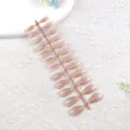 Vista detallada de tiras de uñas press-on nude, acabado brillante para manicura fácil. - Rosa Nude Jade Transparente