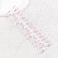 Vista detallada de uñas postizas degradadas en violeta con patrones de mariposas blancas. - Rayo Estrella Morado Claro