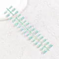 Primer plano detallado de uñas postizas cat-eye iridiscentes en matriz, textura y brillo. - Esmalte Iridiscente