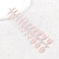 Vista detallada de uñas postizas de los pies en rosa nude sobre una tira de plástico. - Corazón Rosa Decorado