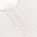 Vista detallada de uñas postizas de ojo de gato dispuestas ordenadamente en una tira. - Cristal de Hielo Blanco Transparente