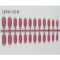 Close-up van matte roze korte ronde kunstnagels op plastic houder detailweergave. - Mat Antiek Paars