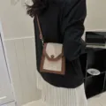 Élégant petit sac bandoulière bicolore avec un design matelassé et une fine lanière marron. - Blanc Cassé