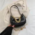 Bolso de hombro negro con patrón de cocodrilo y cadena dorada gruesa, bolso hobo elegante. - Negro