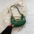 Bolso bandolera hobo de moda con patrón de cocodrilo verde y decoración de cadena dorada - Verde