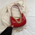 Bolso de hombro rojo con textura de cocodrilo y cadena dorada gruesa para uso diario - Rojo