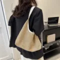 Stylish woven straw shoulder bag for women, retro casual tote bag with large capacity. - White