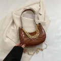 Bolso de mano hobo marron con patron de cocodrilo y cadena dorada elegante para mujer. - Marrón