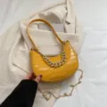 Bolso de hombro amarillo con estampado de cocodrilo y cadena de estrás para mujer. - Amarillo
