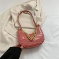 Bolso dumpling rosa con patrón de cocodrilo y cadena dorada elegante bolso de hombro para mujer - Rosa