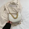 Bolso hobo blanco con textura de cocodrilo y cadena dorada elegante, diseno moderno y chic. - Blanco