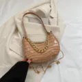 Bolso de hombro de piel sintética con patrón de cocodrilo y cadena elegante de estrás. - Caqui