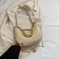 Bolso de hombro beige con estampado de cocodrilo y cadena dorada elegante para mujeres. - Caqui Claro