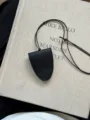 Detailansicht der schwarzen geometrischen Leder-Halstasche, minimalistisches Accessoire. - 3# Schwarz Klein